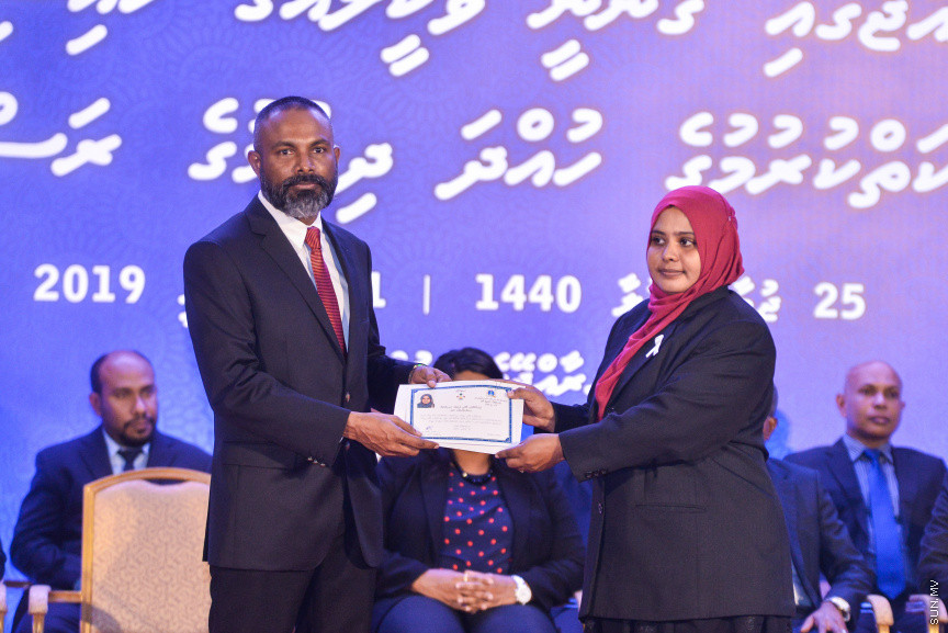 ޖެނުއަރީ 31، 2019: ގިނަ އަދަދެއްގެ ގާނޫނީ ވަކީލުންނަށް ވަކީލު ކަމުގެ ހުވާ ލައިދިނުމަށް ސުޕްރީމް ކޯޓުގެ ގޯތިތެރޭގައި ބޭއްވި ރަސްމިއްޔާތުގެ ތެރެއިން -- ސަން ފޮޓޯ/ ފަޔާޒު މޫސާ