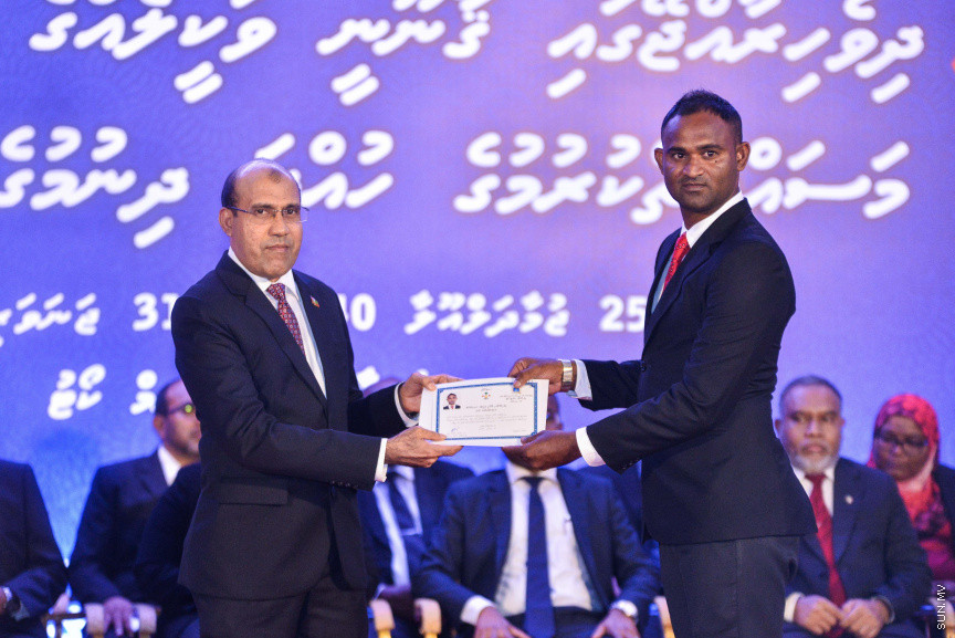 ޖެނުއަރީ 31، 2019: ގިނަ އަދަދެއްގެ ގާނޫނީ ވަކީލުންނަށް ވަކީލު ކަމުގެ ހުވާ ލައިދިނުމަށް ސުޕްރީމް ކޯޓުގެ ގޯތިތެރޭގައި ބޭއްވި ރަސްމިއްޔާތުގެ ތެރެއިން -- ސަން ފޮޓޯ/ ފަޔާޒު މޫސާ