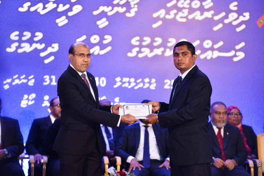 ޖެނުއަރީ 31، 2019: ގިނަ އަދަދެއްގެ ގާނޫނީ ވަކީލުންނަށް ވަކީލު ކަމުގެ ހުވާ ލައިދިނުމަށް ސުޕްރީމް ކޯޓުގެ ގޯތިތެރޭގައި ބޭއްވި ރަސްމިއްޔާތުގެ ތެރެއިން -- ސަން ފޮޓޯ/ ފަޔާޒު މޫސާ