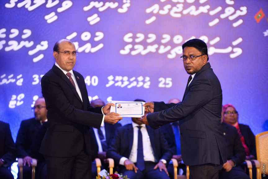 ޖެނުއަރީ 31، 2019: ގިނަ އަދަދެއްގެ ގާނޫނީ ވަކީލުންނަށް ވަކީލު ކަމުގެ ހުވާ ލައިދިނުމަށް ސުޕްރީމް ކޯޓުގެ ގޯތިތެރޭގައި ބޭއްވި ރަސްމިއްޔާތުގެ ތެރެއިން -- ސަން ފޮޓޯ/ ފަޔާޒު މޫސާ