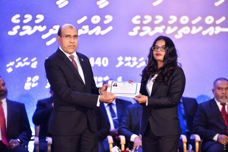 ޖެނުއަރީ 31، 2019: ގިނަ އަދަދެއްގެ ގާނޫނީ ވަކީލުންނަށް ވަކީލު ކަމުގެ ހުވާ ލައިދިނުމަށް ސުޕްރީމް ކޯޓުގެ ގޯތިތެރޭގައި ބޭއްވި ރަސްމިއްޔާތުގެ ތެރެއިން -- ސަން ފޮޓޯ/ ފަޔާޒު މޫސާ