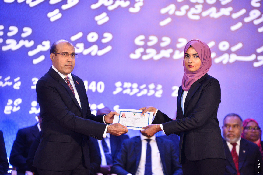 ޖެނުއަރީ 31، 2019: ގިނަ އަދަދެއްގެ ގާނޫނީ ވަކީލުންނަށް ވަކީލު ކަމުގެ ހުވާ ލައިދިނުމަށް ސުޕްރީމް ކޯޓުގެ ގޯތިތެރޭގައި ބޭއްވި ރަސްމިއްޔާތުގެ ތެރެއިން -- ސަން ފޮޓޯ/ ފަޔާޒު މޫސާ