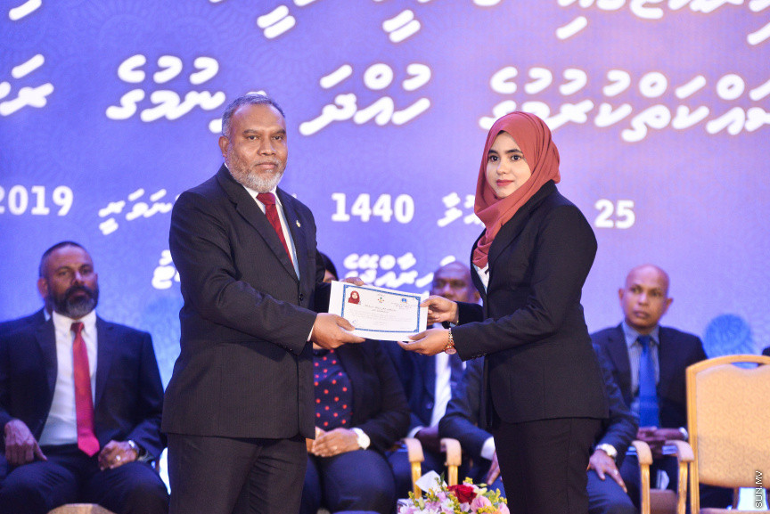 ޖެނުއަރީ 31، 2019: ގިނަ އަދަދެއްގެ ގާނޫނީ ވަކީލުންނަށް ވަކީލު ކަމުގެ ހުވާ ލައިދިނުމަށް ސުޕްރީމް ކޯޓުގެ ގޯތިތެރޭގައި ބޭއްވި ރަސްމިއްޔާތުގެ ތެރެއިން -- ސަން ފޮޓޯ/ ފަޔާޒު މޫސާ