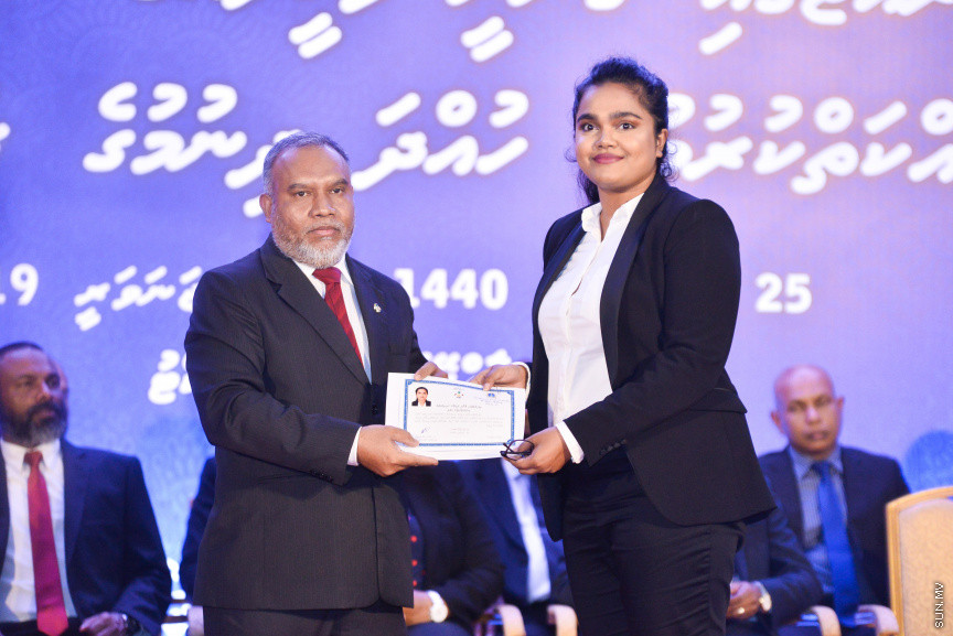 ޖެނުއަރީ 31، 2019: ގިނަ އަދަދެއްގެ ގާނޫނީ ވަކީލުންނަށް ވަކީލު ކަމުގެ ހުވާ ލައިދިނުމަށް ސުޕްރީމް ކޯޓުގެ ގޯތިތެރޭގައި ބޭއްވި ރަސްމިއްޔާތުގެ ތެރެއިން -- ސަން ފޮޓޯ/ ފަޔާޒު މޫސާ