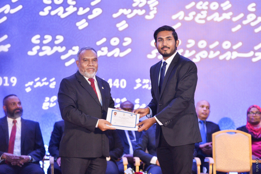ޖެނުއަރީ 31، 2019: ގިނަ އަދަދެއްގެ ގާނޫނީ ވަކީލުންނަށް ވަކީލު ކަމުގެ ހުވާ ލައިދިނުމަށް ސުޕްރީމް ކޯޓުގެ ގޯތިތެރޭގައި ބޭއްވި ރަސްމިއްޔާތުގެ ތެރެއިން -- ސަން ފޮޓޯ/ ފަޔާޒު މޫސާ