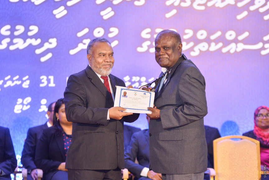 ޖެނުއަރީ 31، 2019: ގިނަ އަދަދެއްގެ ގާނޫނީ ވަކީލުންނަށް ވަކީލު ކަމުގެ ހުވާ ލައިދިނުމަށް ސުޕްރީމް ކޯޓުގެ ގޯތިތެރޭގައި ބޭއްވި ރަސްމިއްޔާތުގެ ތެރެއިން -- ސަން ފޮޓޯ/ ފަޔާޒު މޫސާ