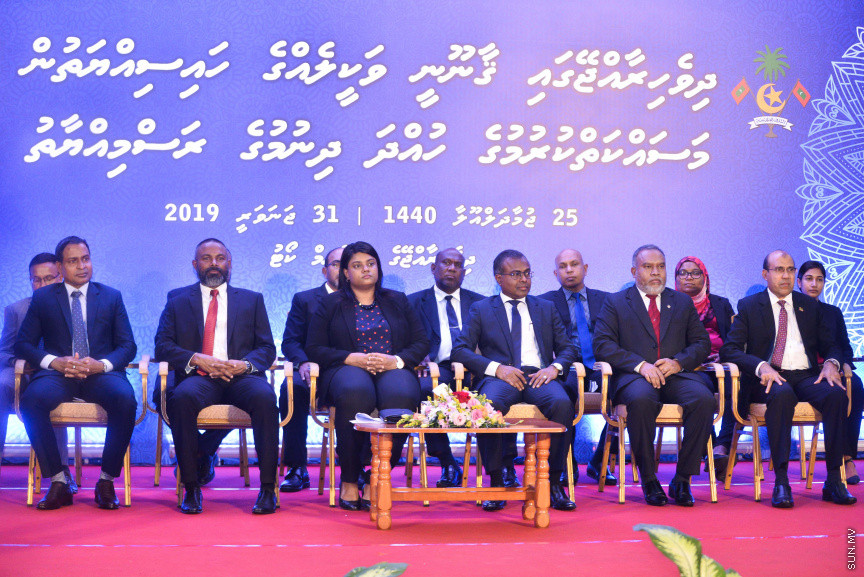 ޖެނުއަރީ 31، 2019: ގިނަ އަދަދެއްގެ ގާނޫނީ ވަކީލުންނަށް ވަކީލު ކަމުގެ ހުވާ ލައިދިނުމަށް ސުޕްރީމް ކޯޓުގެ ގޯތިތެރޭގައި ބޭއްވި ރަސްމިއްޔާތުގެ ތެރެއިން -- ސަން ފޮޓޯ/ ފަޔާޒު މޫސާ