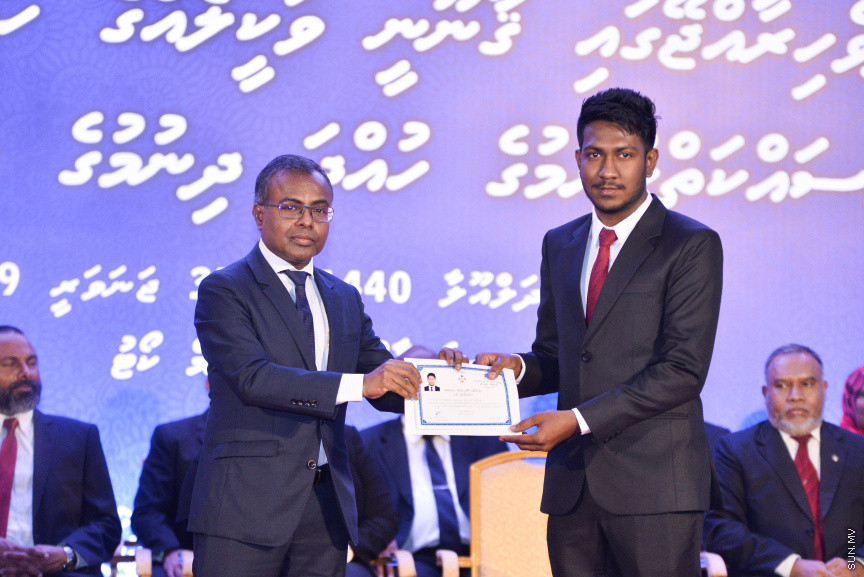 ޖެނުއަރީ 31، 2019: ގިނަ އަދަދެއްގެ ގާނޫނީ ވަކީލުންނަށް ވަކީލު ކަމުގެ ހުވާ ލައިދިނުމަށް ސުޕްރީމް ކޯޓުގެ ގޯތިތެރޭގައި ބޭއްވި ރަސްމިއްޔާތުގެ ތެރެއިން -- ސަން ފޮޓޯ/ ފަޔާޒު މޫސާ