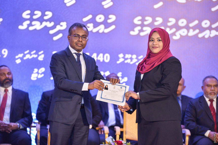 ޖެނުއަރީ 31، 2019: ގިނަ އަދަދެއްގެ ގާނޫނީ ވަކީލުންނަށް ވަކީލު ކަމުގެ ހުވާ ލައިދިނުމަށް ސުޕްރީމް ކޯޓުގެ ގޯތިތެރޭގައި ބޭއްވި ރަސްމިއްޔާތުގެ ތެރެއިން -- ސަން ފޮޓޯ/ ފަޔާޒު މޫސާ