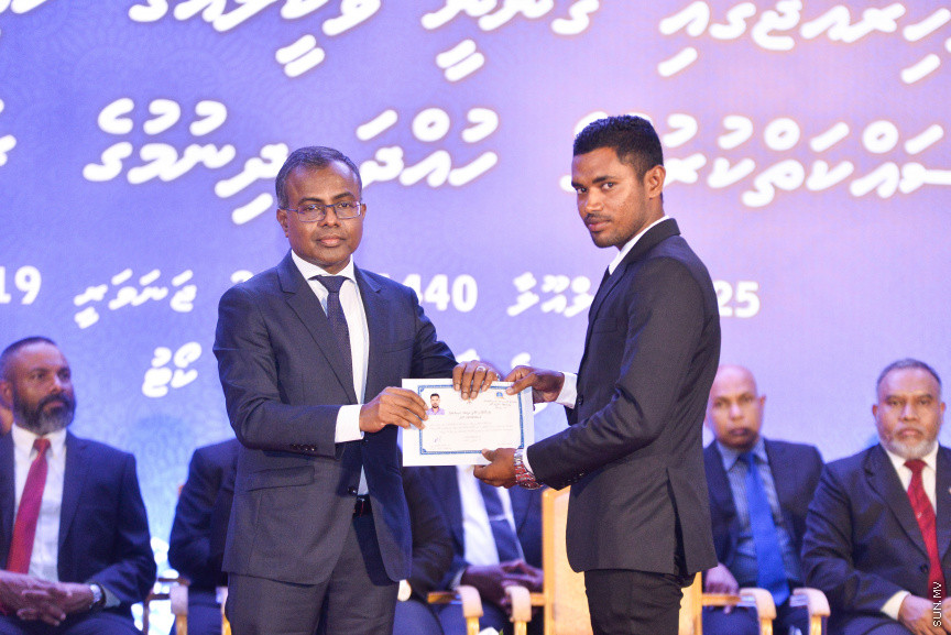 ޖެނުއަރީ 31، 2019: ގިނަ އަދަދެއްގެ ގާނޫނީ ވަކީލުންނަށް ވަކީލު ކަމުގެ ހުވާ ލައިދިނުމަށް ސުޕްރީމް ކޯޓުގެ ގޯތިތެރޭގައި ބޭއްވި ރަސްމިއްޔާތުގެ ތެރެއިން -- ސަން ފޮޓޯ/ ފަޔާޒު މޫސާ