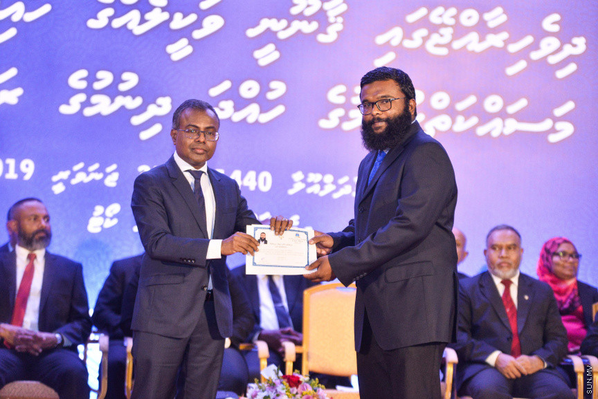 ޖެނުއަރީ 31، 2019: ގިނަ އަދަދެއްގެ ގާނޫނީ ވަކީލުންނަށް ވަކީލު ކަމުގެ ހުވާ ލައިދިނުމަށް ސުޕްރީމް ކޯޓުގެ ގޯތިތެރޭގައި ބޭއްވި ރަސްމިއްޔާތުގެ ތެރެއިން -- ސަން ފޮޓޯ/ ފަޔާޒު މޫސާ