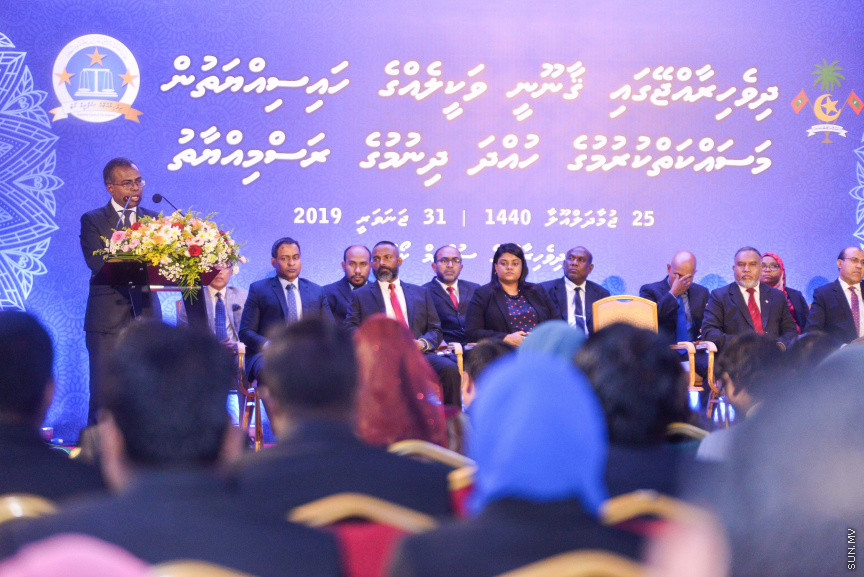 ޖެނުއަރީ 31، 2019: ގިނަ އަދަދެއްގެ ގާނޫނީ ވަކީލުންނަށް ވަކީލު ކަމުގެ ހުވާ ލައިދިނުމަށް ސުޕްރީމް ކޯޓުގެ ގޯތިތެރޭގައި ބޭއްވި ރަސްމިއްޔާތުގެ ތެރެއިން -- ސަން ފޮޓޯ/ ފަޔާޒު މޫސާ