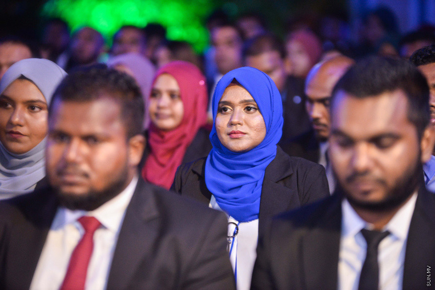 ޖެނުއަރީ 31، 2019: ގިނަ އަދަދެއްގެ ގާނޫނީ ވަކީލުންނަށް ވަކީލު ކަމުގެ ހުވާ ލައިދިނުމަށް ސުޕްރީމް ކޯޓުގެ ގޯތިތެރޭގައި ބޭއްވި ރަސްމިއްޔާތުގެ ތެރެއިން -- ސަން ފޮޓޯ/ ފަޔާޒު މޫސާ