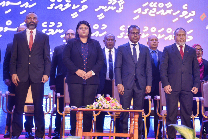 ޖެނުއަރީ 31، 2019: ގިނަ އަދަދެއްގެ ގާނޫނީ ވަކީލުންނަށް ވަކީލު ކަމުގެ ހުވާ ލައިދިނުމަށް ސުޕްރީމް ކޯޓުގެ ގޯތިތެރޭގައި ބޭއްވި ރަސްމިއްޔާތުގެ ތެރެއިން -- ސަން ފޮޓޯ/ ފަޔާޒު މޫސާ
