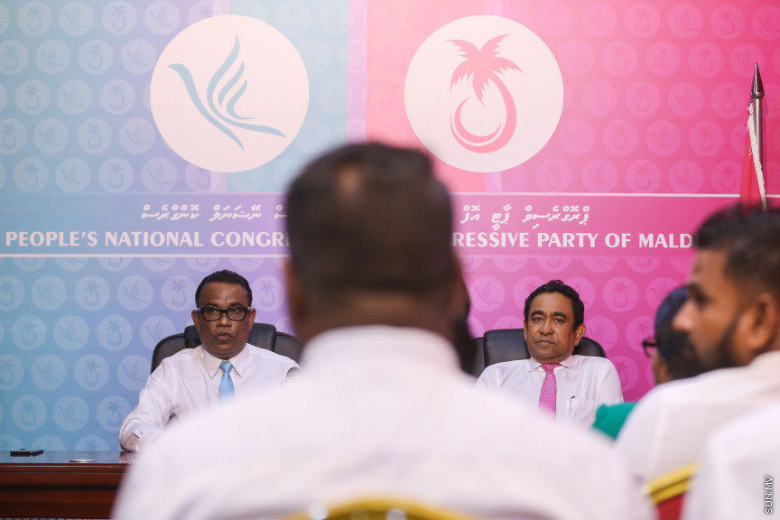 ފެބްރުއަރީ 1، 2019: އިދިކޮޅު މައި ޕާޓީ ޕީޕީއެމްއާއި އަލަށް އުފެއްދެވި ޕީޕަލްސް ނޭޝަނަލް ކޮންގްރެސް (ޕީއެންސީ) ގުޅިގެން ސިޔާސީ މަސައްކަތް ކުރެއްވުމަށް ކޯލިޝަން އެއްބަސް ވުމެއްގައި ސޮއިކުރުމަށް ބޭއްވި ރަސްމިއްޔާތުގެ ތެރެއިން -- ސަން ފޮޓޯ/ ފަޔާޒު މޫސާ