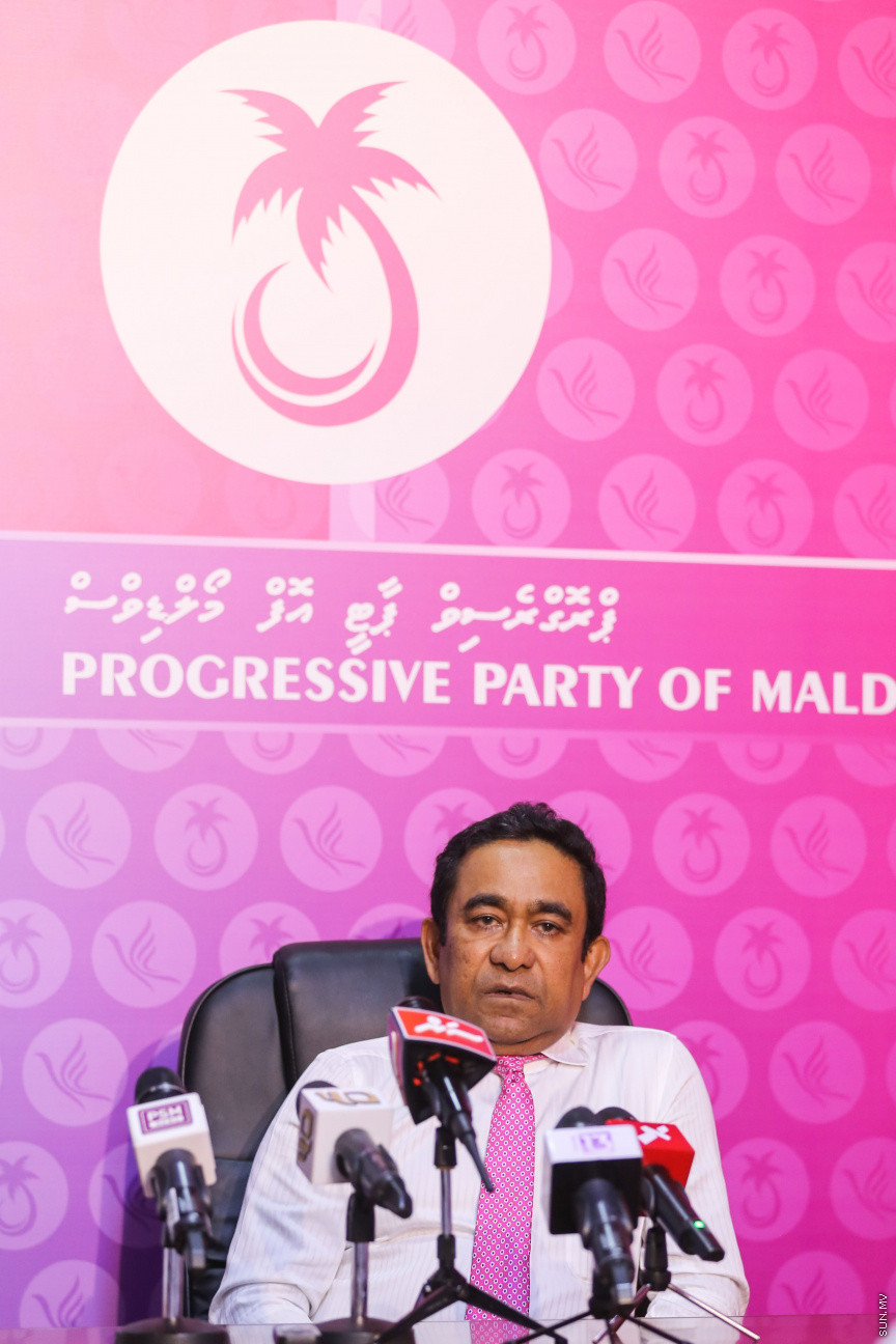 ފެބްރުއަރީ 1، 2019: އިދިކޮޅު މައި ޕާޓީ ޕީޕީއެމްއާއި އަލަށް އުފެއްދެވި ޕީޕަލްސް ނޭޝަނަލް ކޮންގްރެސް (ޕީއެންސީ) ގުޅިގެން ސިޔާސީ މަސައްކަތް ކުރެއްވުމަށް ކޯލިޝަން އެއްބަސް ވުމެއްގައި ސޮއިކުރުމަށް ބޭއްވި ރަސްމިއްޔާތުގެ ތެރެއިން -- ސަން ފޮޓޯ/ ފަޔާޒު މޫސާ