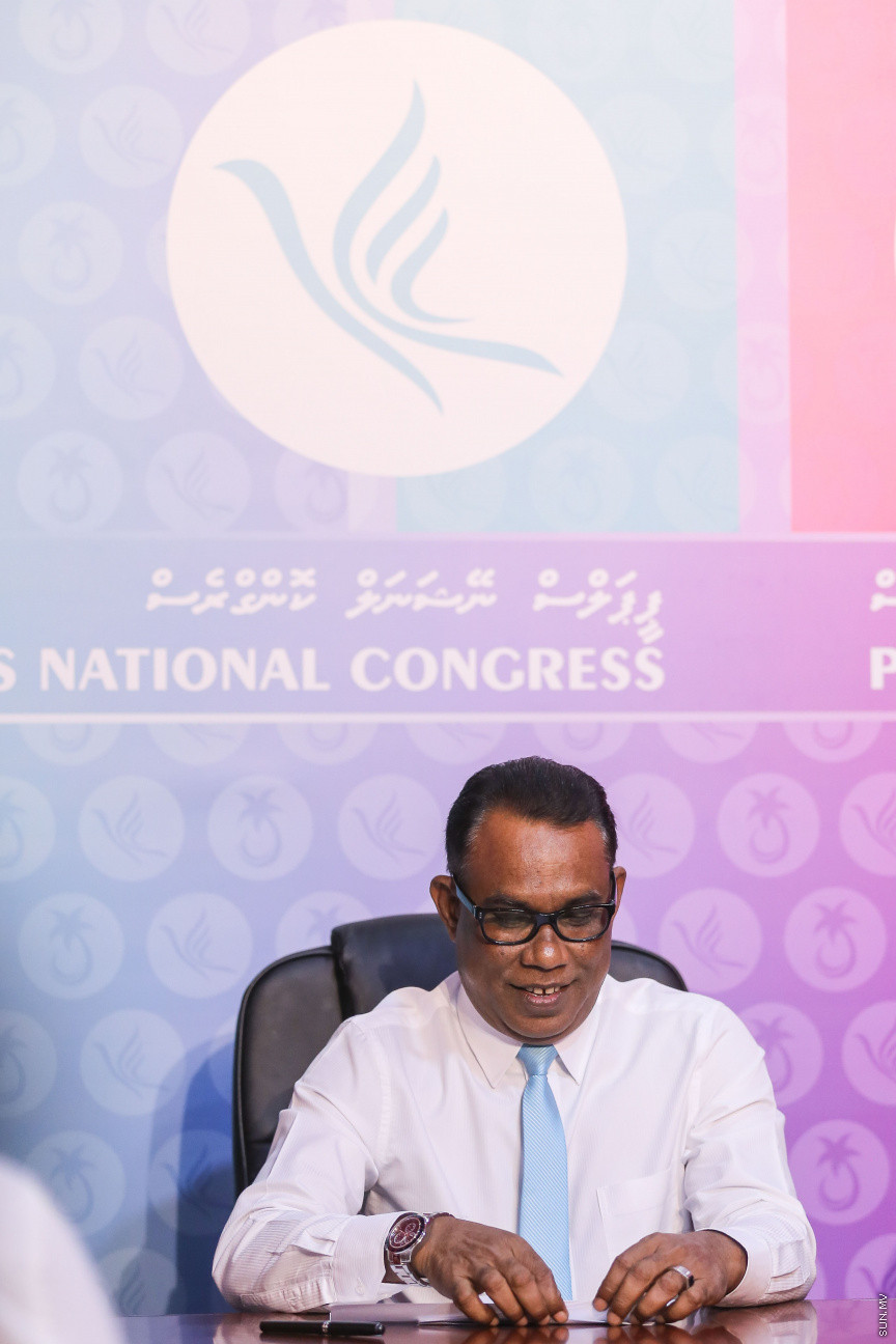 ފެބްރުއަރީ 1، 2019: އިދިކޮޅު މައި ޕާޓީ ޕީޕީއެމްއާއި އަލަށް އުފެއްދެވި ޕީޕަލްސް ނޭޝަނަލް ކޮންގްރެސް (ޕީއެންސީ) ގުޅިގެން ސިޔާސީ މަސައްކަތް ކުރެއްވުމަށް ކޯލިޝަން އެއްބަސް ވުމެއްގައި ސޮއިކުރުމަށް ބޭއްވި ރަސްމިއްޔާތުގެ ތެރެއިން -- ސަން ފޮޓޯ/ ފަޔާޒު މޫސާ