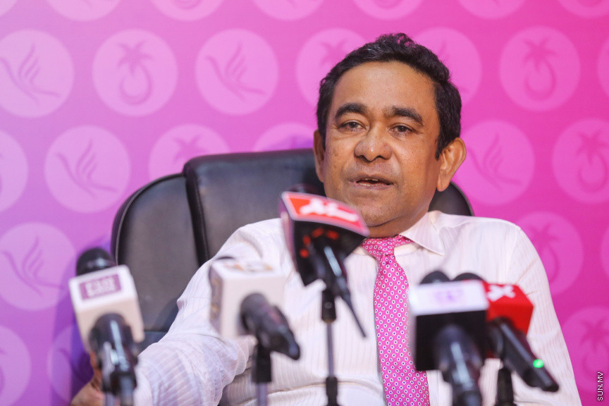 ފެބްރުއަރީ 1، 2019: އިދިކޮޅު މައި ޕާޓީ ޕީޕީއެމްއާއި އަލަށް އުފެއްދެވި ޕީޕަލްސް ނޭޝަނަލް ކޮންގްރެސް (ޕީއެންސީ) ގުޅިގެން ސިޔާސީ މަސައްކަތް ކުރެއްވުމަށް ކޯލިޝަން އެއްބަސް ވުމެއްގައި ސޮއިކުރުމަށް ބޭއްވި ރަސްމިއްޔާތުގެ ތެރެއިން -- ސަން ފޮޓޯ/ ފަޔާޒު މޫސާ