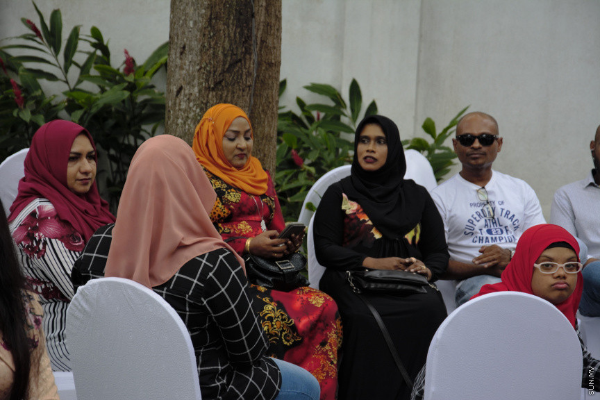 ސްރީލަންކާގައި ދިރިއުޅޭ ދިވެހީންނާ ރައީސް އިބްރާހިމް މުހައްމަދު ސޯލިހު ބައްދަލުކުރެއްވުމަށް ބޭއްވި ހަފްލާގެ ތެރެއިން -- ސަން ފޮޓޯ/ އިބްރާހިމް މާހިލް މުހައްްމަދު