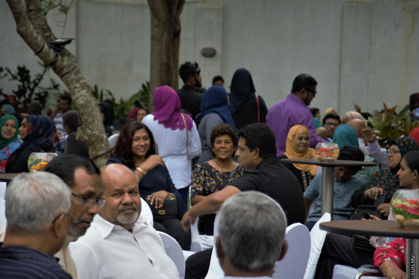 ސްރީލަންކާގައި ދިރިއުޅޭ ދިވެހީންނާ ރައީސް އިބްރާހިމް މުހައްމަދު ސޯލިހު ބައްދަލުކުރެއްވުމަށް ބޭއްވި ހަފްލާގެ ތެރެއިން -- ސަން ފޮޓޯ/ އިބްރާހިމް މާހިލް މުހައްްމަދު