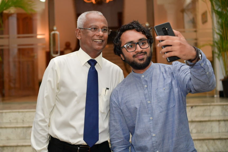 ސްރީލަންކާގައި ދިރިއުޅޭ ދިވެހީންނާ ރައީސް އިބްރާހިމް މުހައްމަދު ސޯލިހު ބައްދަލުކުރެއްވުމަށް ބޭއްވި ހަފްލާގެ ތެރެއިން -- ފޮޓޯ/ ރައީސް އޮފީސް