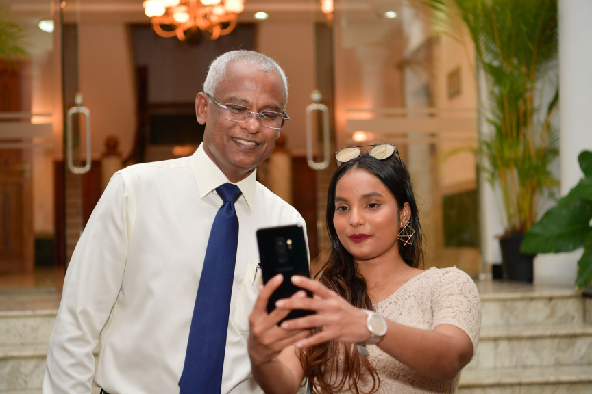 ސްރީލަންކާގައި ދިރިއުޅޭ ދިވެހީންނާ ރައީސް އިބްރާހިމް މުހައްމަދު ސޯލިހު ބައްދަލުކުރެއްވުމަށް ބޭއްވި ހަފްލާގެ ތެރެއިން -- ފޮޓޯ/ ރައީސް އޮފީސް