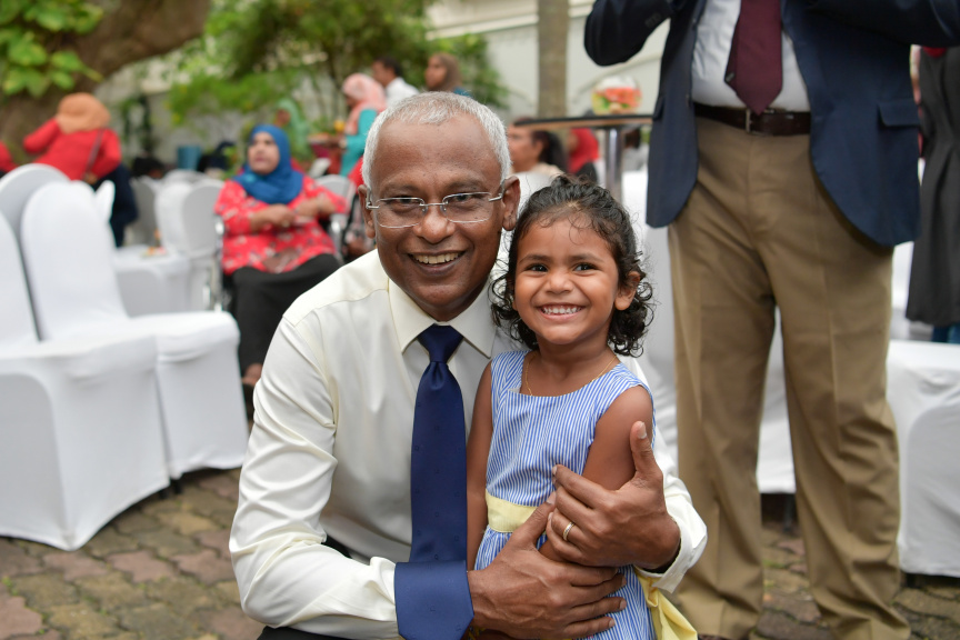 ސްރީލަންކާގައި ދިރިއުޅޭ ދިވެހީންނާ ރައީސް އިބްރާހިމް މުހައްމަދު ސޯލިހު ބައްދަލުކުރެއްވުމަށް ބޭއްވި ހަފްލާގެ ތެރެއިން -- ފޮޓޯ/ ރައީސް އޮފީސް