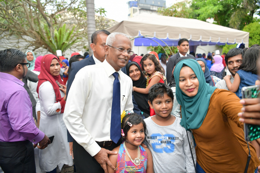 ސްރީލަންކާގައި ދިރިއުޅޭ ދިވެހީންނާ ރައީސް އިބްރާހިމް މުހައްމަދު ސޯލިހު ބައްދަލުކުރެއްވުމަށް ބޭއްވި ހަފްލާގެ ތެރެއިން -- ފޮޓޯ/ ރައީސް އޮފީސް