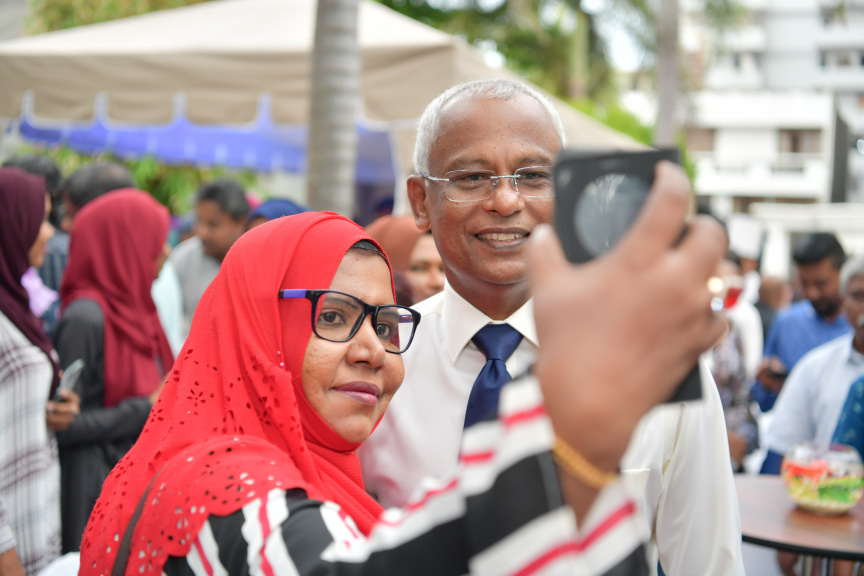 ސްރީލަންކާގައި ދިރިއުޅޭ ދިވެހީންނާ ރައީސް އިބްރާހިމް މުހައްމަދު ސޯލިހު ބައްދަލުކުރެއްވުމަށް ބޭއްވި ހަފްލާގެ ތެރެއިން -- ފޮޓޯ/ ރައީސް އޮފީސް