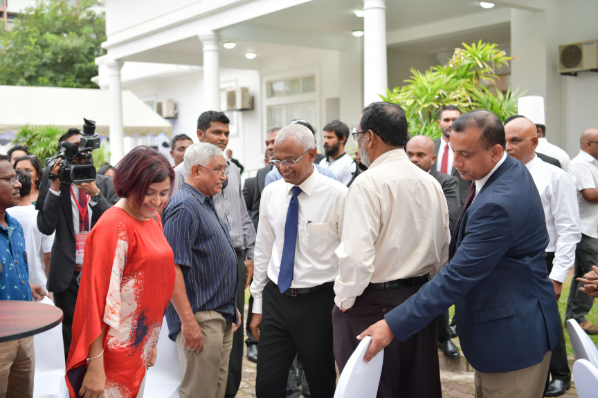 ސްރީލަންކާގައި ދިރިއުޅޭ ދިވެހީންނާ ރައީސް އިބްރާހިމް މުހައްމަދު ސޯލިހު ބައްދަލުކުރެއްވުމަށް ބޭއްވި ހަފްލާގެ ތެރެއިން -- ފޮޓޯ/ ރައީސް އޮފީސް