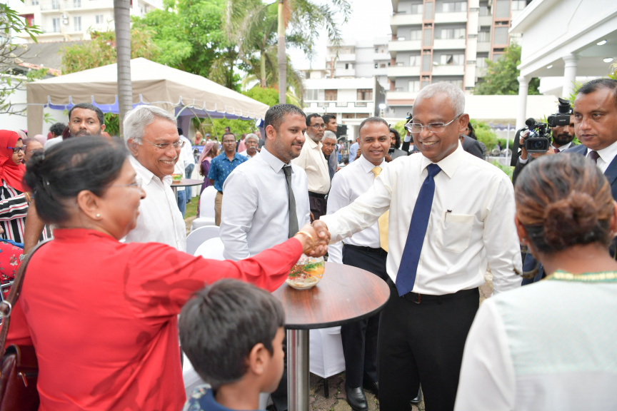 ސްރީލަންކާގައި ދިރިއުޅޭ ދިވެހީންނާ ރައީސް އިބްރާހިމް މުހައްމަދު ސޯލިހު ބައްދަލުކުރެއްވުމަށް ބޭއްވި ހަފްލާގެ ތެރެއިން -- ފޮޓޯ/ ރައީސް އޮފީސް
