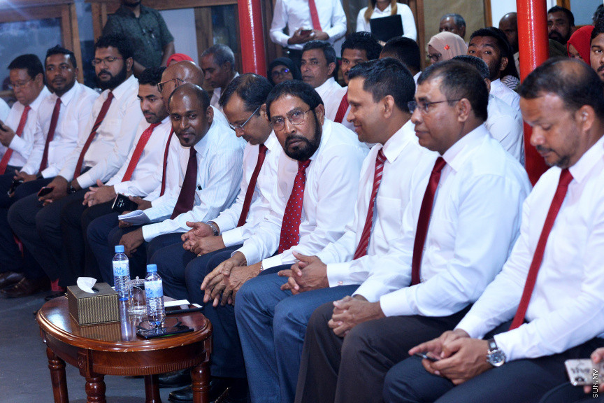 ފެބުރުއަރީ 2، 2019: ޖުމްހޫރީ ޕާޓީގެ އިތުރު އަށް ދާއިރާ އަކަށް ޓިކެޓް ދިނުމަށް މިރޭ މ. ކުނޫޒުގައި ބޭއްވި ރަސްމިއްޔާތުގެ ތެރެއިން: މިހާތަނަށް 44 ބޭފުޅުންނަށް ވަނީ އެޕާޓީގެ ޓިކެޓް ދީފަ -- ސަން ފޮޓޯ/ އަހުމަދު އަވްޝަން އިލްޔަސް