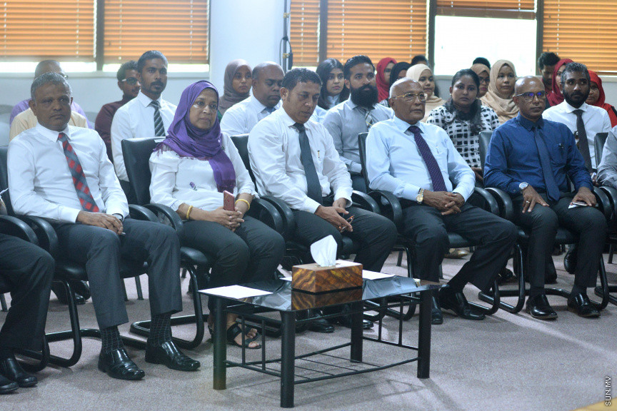 ކިއުގައި ނުޖެހި ފުލެޓަށް އެދެވޭނެ އޮންލައިން ނިޒާމް ތައާރަފް ކުރުމުގެ ރަސްމިއްޔާތު ތެރެއިން: "މަގޭ ހިޔާވަހި"ނަމުގައި އޮންލައިން ޕޯޓަލް އިފްތިތާހު ކޮށްދެއްވީ ހައުސިން އެންޑް އާބަން ޑިވަލޮޕްމަންޓް މިނިސްޓަރު އައިޝަތު އާތިފާ ޝަކޫރު -- ސަން ފޮޓޯ/ މުހައްމަދު މުޒައްޔިން ނާޒިމް