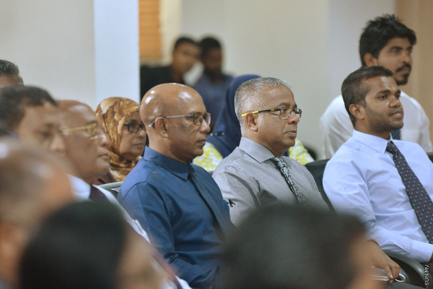 ކިއުގައި ނުޖެހި ފުލެޓަށް އެދެވޭނެ އޮންލައިން ނިޒާމް ތައާރަފް ކުރުމުގެ ރަސްމިއްޔާތު ތެރެއިން: "މަގޭ ހިޔާވަހި"ނަމުގައި އޮންލައިން ޕޯޓަލް އިފްތިތާހު ކޮށްދެއްވީ ހައުސިން އެންޑް އާބަން ޑިވަލޮޕްމަންޓް މިނިސްޓަރު އައިޝަތު އާތިފާ ޝަކޫރު -- ސަން ފޮޓޯ/ މުހައްމަދު މުޒައްޔިން ނާޒިމް