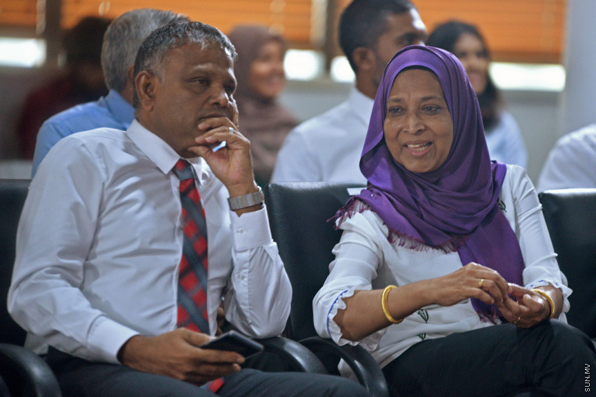 ކިއުގައި ނުޖެހި ފުލެޓަށް އެދެވޭނެ އޮންލައިން ނިޒާމް ތައާރަފް ކުރުމުގެ ރަސްމިއްޔާތު ތެރެއިން: "މަގޭ ހިޔާވަހި"ނަމުގައި އޮންލައިން ޕޯޓަލް އިފްތިތާހު ކޮށްދެއްވީ ހައުސިން އެންޑް އާބަން ޑިވަލޮޕްމަންޓް މިނިސްޓަރު އައިޝަތު އާތިފާ ޝަކޫރު -- ސަން ފޮޓޯ/ މުހައްމަދު މުޒައްޔިން ނާޒިމް