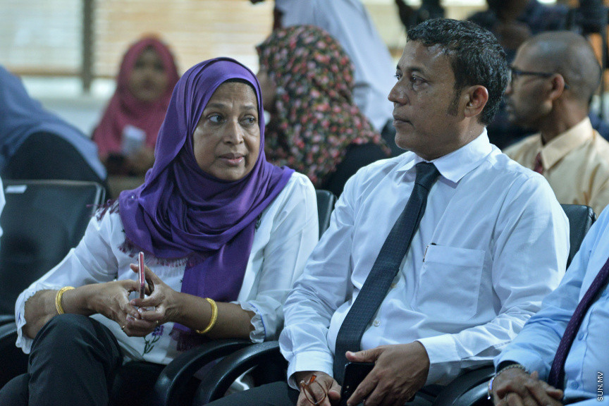 ކިއުގައި ނުޖެހި ފުލެޓަށް އެދެވޭނެ އޮންލައިން ނިޒާމް ތައާރަފް ކުރުމުގެ ރަސްމިއްޔާތު ތެރެއިން: "މަގޭ ހިޔާވަހި"ނަމުގައި އޮންލައިން ޕޯޓަލް އިފްތިތާހު ކޮށްދެއްވީ ހައުސިން އެންޑް އާބަން ޑިވަލޮޕްމަންޓް މިނިސްޓަރު އައިޝަތު އާތިފާ ޝަކޫރު -- ސަން ފޮޓޯ/ މުހައްމަދު މުޒައްޔިން ނާޒިމް