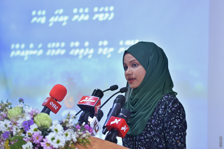 ކިއުގައި ނުޖެހި ފުލެޓަށް އެދެވޭނެ އޮންލައިން ނިޒާމް ތައާރަފް ކުރުމުގެ ރަސްމިއްޔާތު ތެރެއިން: "މަގޭ ހިޔާވަހި"ނަމުގައި އޮންލައިން ޕޯޓަލް އިފްތިތާހު ކޮށްދެއްވީ ހައުސިން އެންޑް އާބަން ޑިވަލޮޕްމަންޓް މިނިސްޓަރު އައިޝަތު އާތިފާ ޝަކޫރު -- ސަން ފޮޓޯ/ މުހައްމަދު މުޒައްޔިން ނާޒިމް