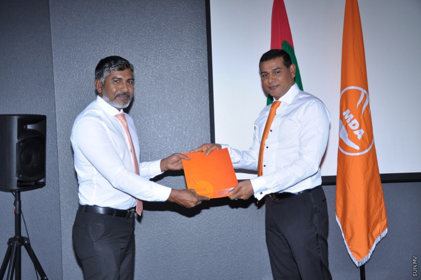 މޯލްޑިވްސް ޑިވަލޮޕްމެންޓް އެލަޔަންސް (އެމްޑީއޭ)ގެ ޓިކެޓްގައި ރައްޔިތުންގެ މަޖިލީހުގެ އިންތިހާބަށް ވާދަ ކުރުމަށް އަށް ބޭފުޅަކަށް ރޭ ޓިކެޓް ދިނުން -- ޕޮޓޯ/ އެމްޑީއޭ