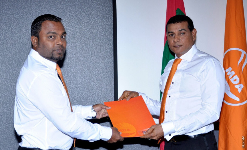 މޯލްޑިވްސް ޑިވަލޮޕްމެންޓް އެލަޔަންސް (އެމްޑީއޭ)ގެ ޓިކެޓްގައި ރައްޔިތުންގެ މަޖިލީހުގެ އިންތިހާބަށް ވާދަ ކުރުމަށް އަށް ބޭފުޅަކަށް ރޭ ޓިކެޓް ދިނުން -- ޕޮޓޯ/ އެމްޑީއޭ