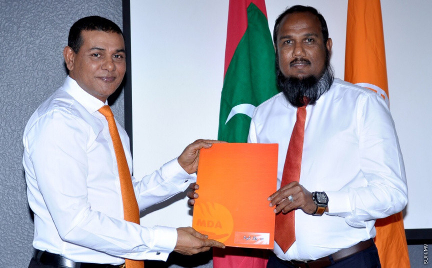 މޯލްޑިވްސް ޑިވަލޮޕްމެންޓް އެލަޔަންސް (އެމްޑީއޭ)ގެ ޓިކެޓްގައި ރައްޔިތުންގެ މަޖިލީހުގެ އިންތިހާބަށް ވާދަ ކުރުމަށް އަށް ބޭފުޅަކަށް ރޭ ޓިކެޓް ދިނުން -- ޕޮޓޯ/ އެމްޑީއޭ
