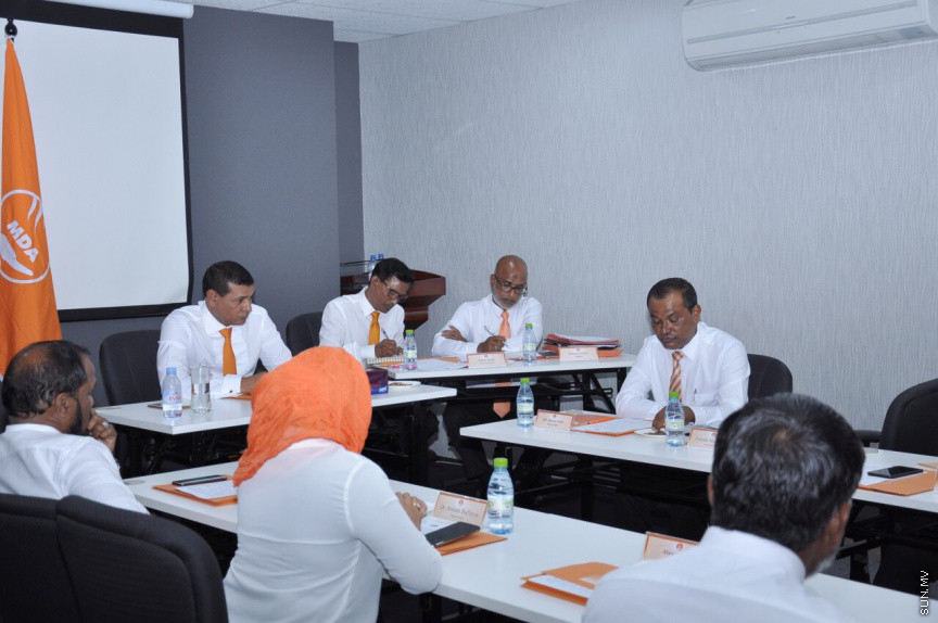 މޯލްޑިވްސް ޑިވަލޮޕްމެންޓް އެލަޔަންސް (އެމްޑީއޭ)ގެ ޓިކެޓްގައި ރައްޔިތުންގެ މަޖިލީހުގެ އިންތިހާބަށް ވާދަ ކުރުމަށް އަށް ބޭފުޅަކަށް ރޭ ޓިކެޓް ދިނުން -- ޕޮޓޯ/ އެމްޑީއޭ