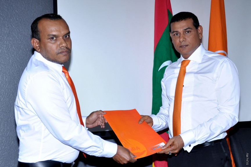 މޯލްޑިވްސް ޑިވަލޮޕްމެންޓް އެލަޔަންސް (އެމްޑީއޭ)ގެ ޓިކެޓްގައި ރައްޔިތުންގެ މަޖިލީހުގެ އިންތިހާބަށް ވާދަ ކުރުމަށް އަށް ބޭފުޅަކަށް ރޭ ޓިކެޓް ދިނުން -- ޕޮޓޯ/ އެމްޑީއޭ