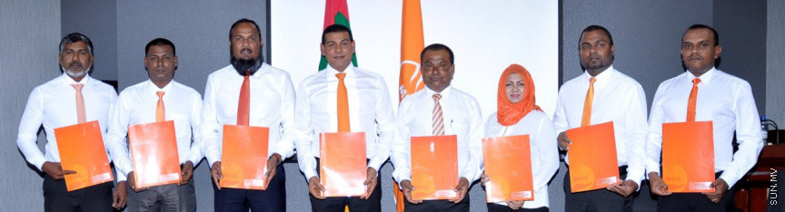 މޯލްޑިވްސް ޑިވަލޮޕްމެންޓް އެލަޔަންސް (އެމްޑީއޭ)ގެ ޓިކެޓްގައި ރައްޔިތުންގެ މަޖިލީހުގެ އިންތިހާބަށް ވާދަ ކުރުމަށް އަށް ބޭފުޅަކަށް ރޭ ޓިކެޓް ދިނުން -- ޕޮޓޯ/ އެމްޑީއޭ
