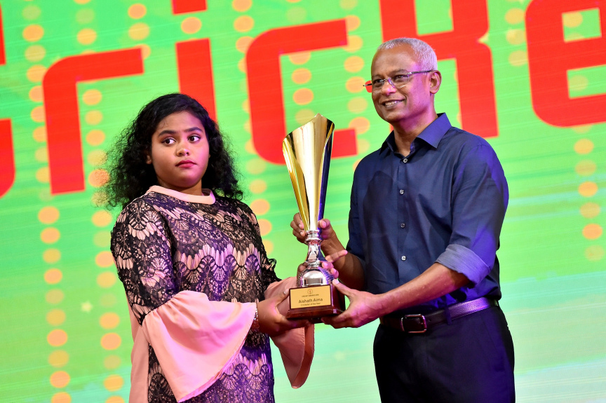 ކްރިކެޓް އެވޯޑް ހަފްލާގައި އެންމެ މޮޅު އަންހެން ކުޅުންތެރިއާ އައިޝަތު އައިމާ އަށް ރައީސް ޖުމްހޫރިއްޔާ އިބްރާހިމް މުހައްމަދު ސޯލިހް އިނާމް ދެއްވަނީ --- ފޮޓޯ/ރައީސް އޮފީސް