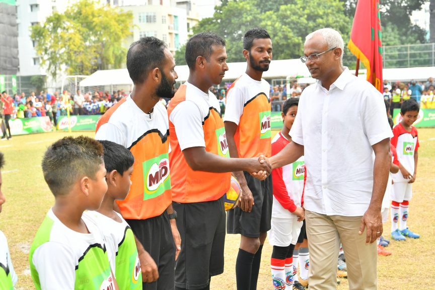 "މައިލޯ ކިޑްސް ފުޓްބޯޅަ ފިއެސްޓާ" ނިންމުމުގެ ރަސްމިއްޔާތު ރައީސުލްޖުމްހޫރިއްޔާ ޝަރަފުވެރިކޮށްދެއްވަނީ-- ފޮޓޯ/ ރައީސް އޮފީސް