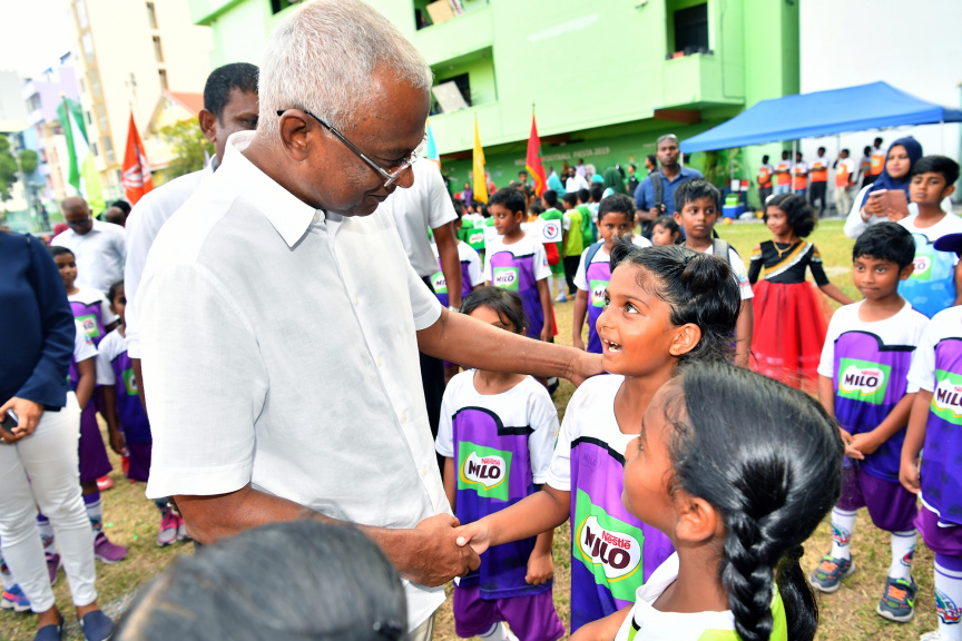 "މައިލޯ ކިޑްސް ފުޓްބޯޅަ ފިއެސްޓާ" ނިންމުމުގެ ރަސްމިއްޔާތު ރައީސުލްޖުމްހޫރިއްޔާ ޝަރަފުވެރިކޮށްދެއްވަނީ-- ފޮޓޯ/ ރައީސް އޮފީސް