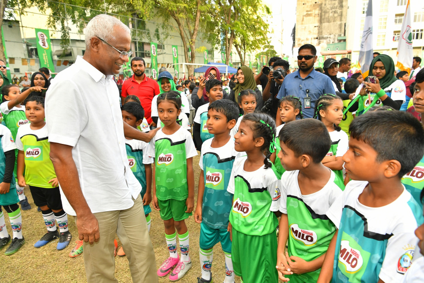 "މައިލޯ ކިޑްސް ފުޓްބޯޅަ ފިއެސްޓާ" ނިންމުމުގެ ރަސްމިއްޔާތު ރައީސުލްޖުމްހޫރިއްޔާ ޝަރަފުވެރިކޮށްދެއްވަނީ-- ފޮޓޯ/ ރައީސް އޮފީސް