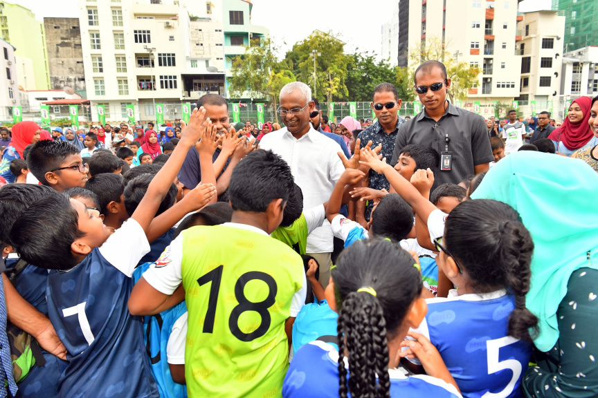"މައިލޯ ކިޑްސް ފުޓްބޯޅަ ފިއެސްޓާ" ނިންމުމުގެ ރަސްމިއްޔާތު ރައީސުލްޖުމްހޫރިއްޔާ ޝަރަފުވެރިކޮށްދެއްވަނީ-- ފޮޓޯ/ ރައީސް އޮފީސް