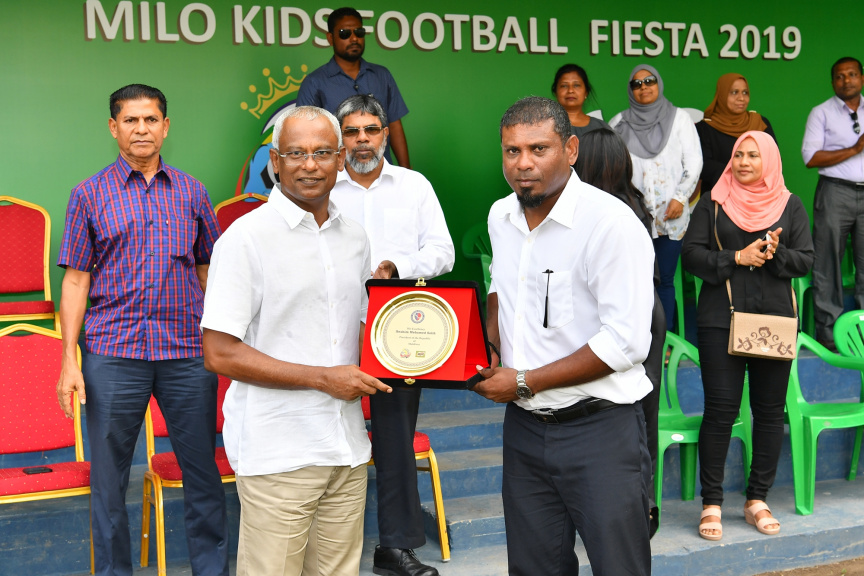 "މައިލޯ ކިޑްސް ފުޓްބޯޅަ ފިއެސްޓާ" ނިންމުމުގެ ރަސްމިއްޔާތު ރައީސުލްޖުމްހޫރިއްޔާ ޝަރަފުވެރިކޮށްދެއްވަނީ-- ފޮޓޯ/ ރައީސް އޮފީސް