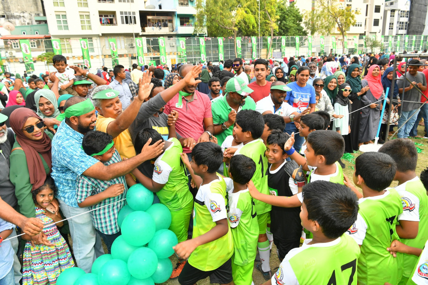 "މައިލޯ ކިޑްސް ފުޓްބޯޅަ ފިއެސްޓާ" ނިންމުމުގެ ރަސްމިއްޔާތު ރައީސުލްޖުމްހޫރިއްޔާ ޝަރަފުވެރިކޮށްދެއްވަނީ-- ފޮޓޯ/ ރައީސް އޮފީސް